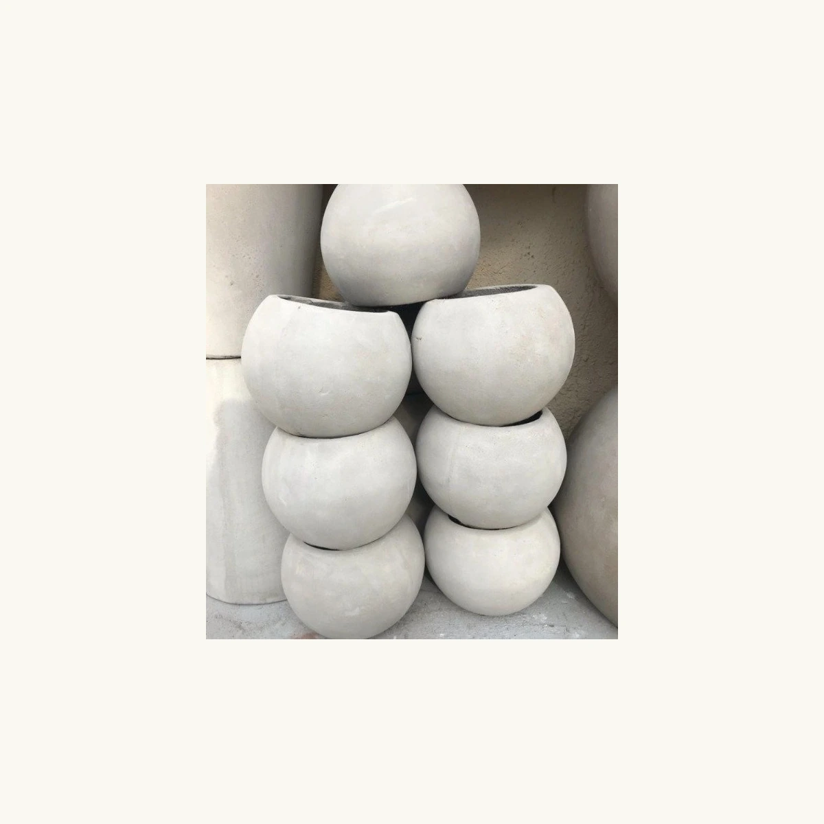 Maceta de cemento Esfera 47×40×29 cm — maceta de cemento en Vivero Los Cocos